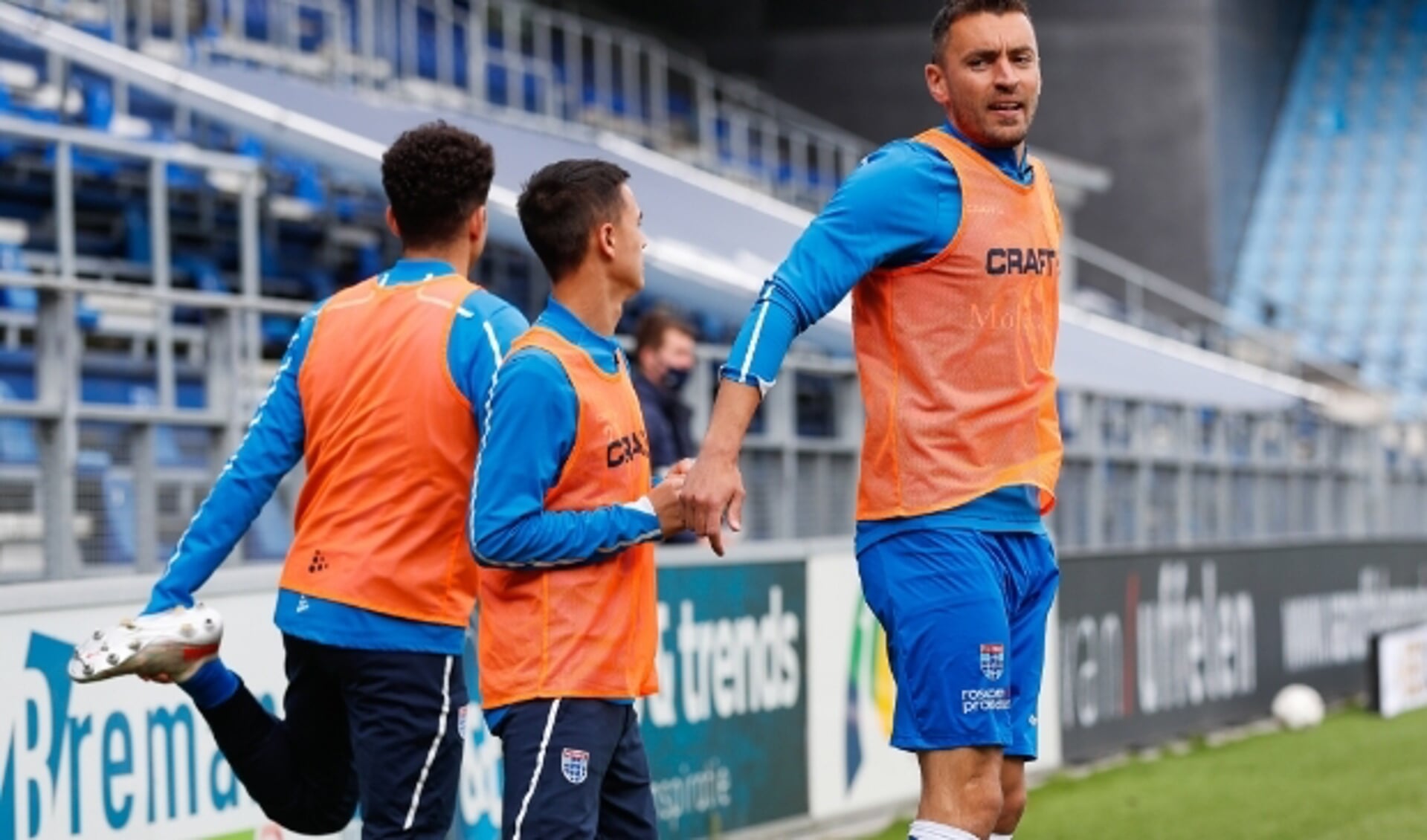 Bram van Polen loopt samen met Samir Lagsir en Eliano Reijnders warm tijdens het duel afgelopen zondag. Nadat hij er vanwege een coronabesmetting enkele weken uit was, kon de routinier in de slotwedstrijd nog invallen.