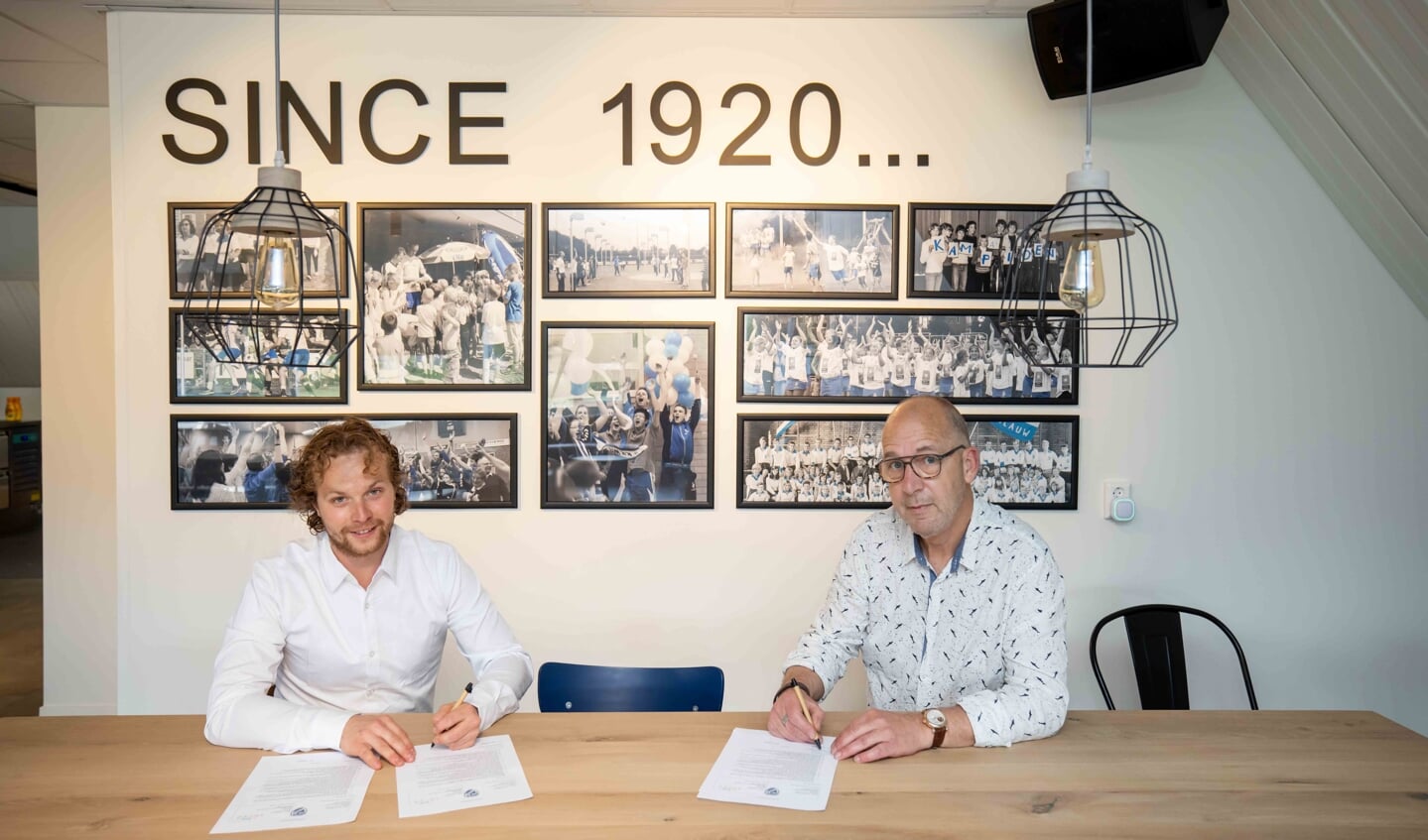 Afienus Veenstra (l) en Wilco van Maanen tekenen de overeenkomst. 