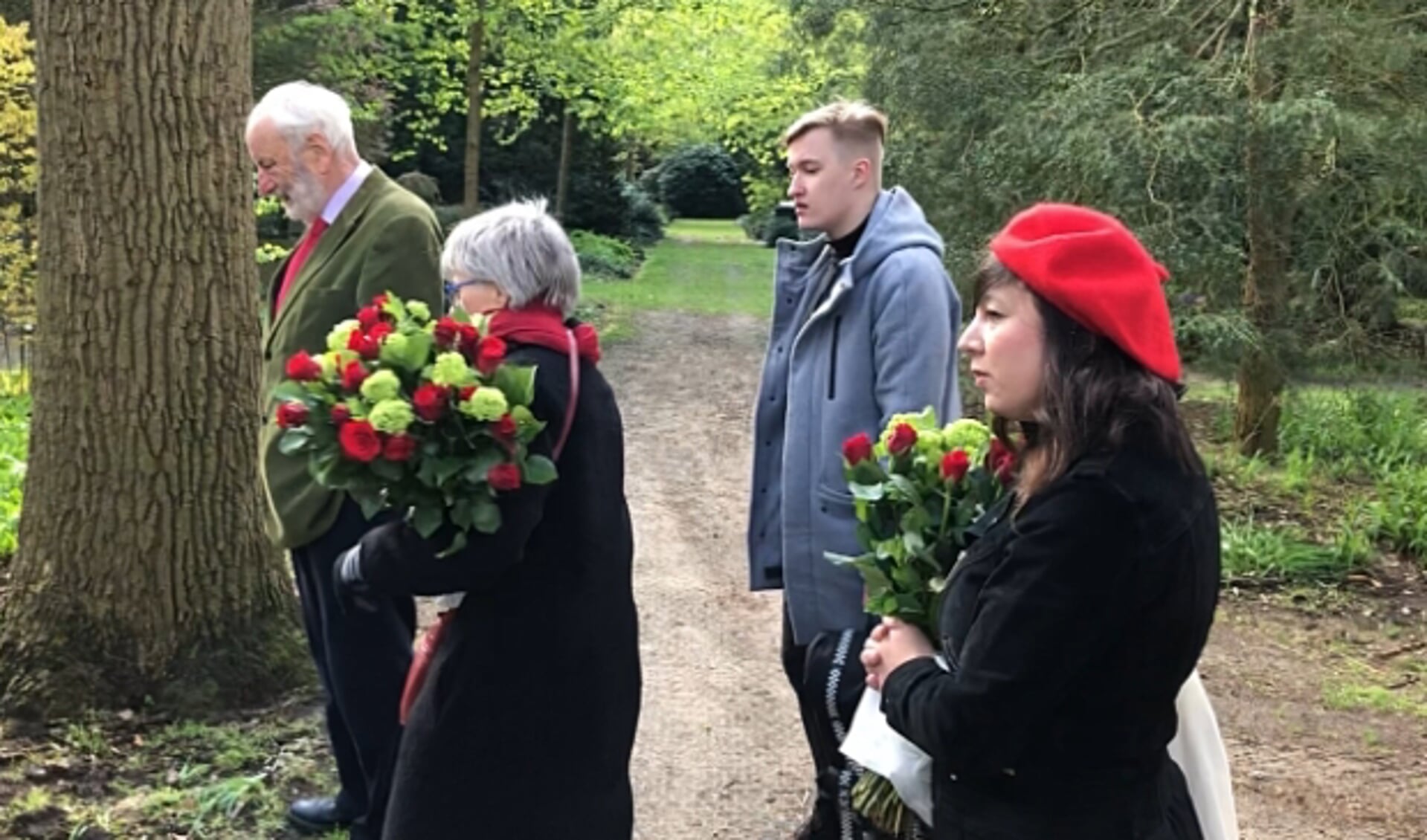 Wim van Vlaanderen, Anneke Speelman, Manasse Hop en Patty Wolthof leggen bloemen op begraafplaats Kranenburg.