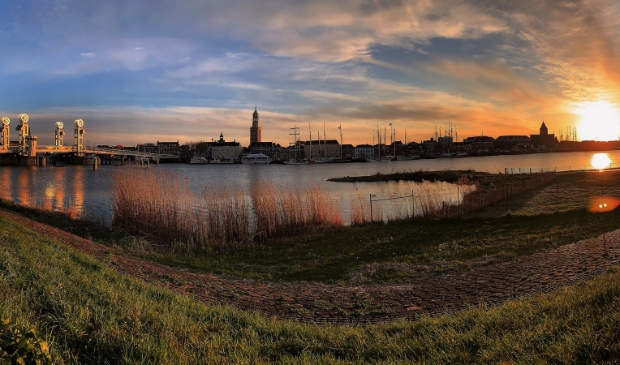 Zonsondergang bij het stadsaanzicht