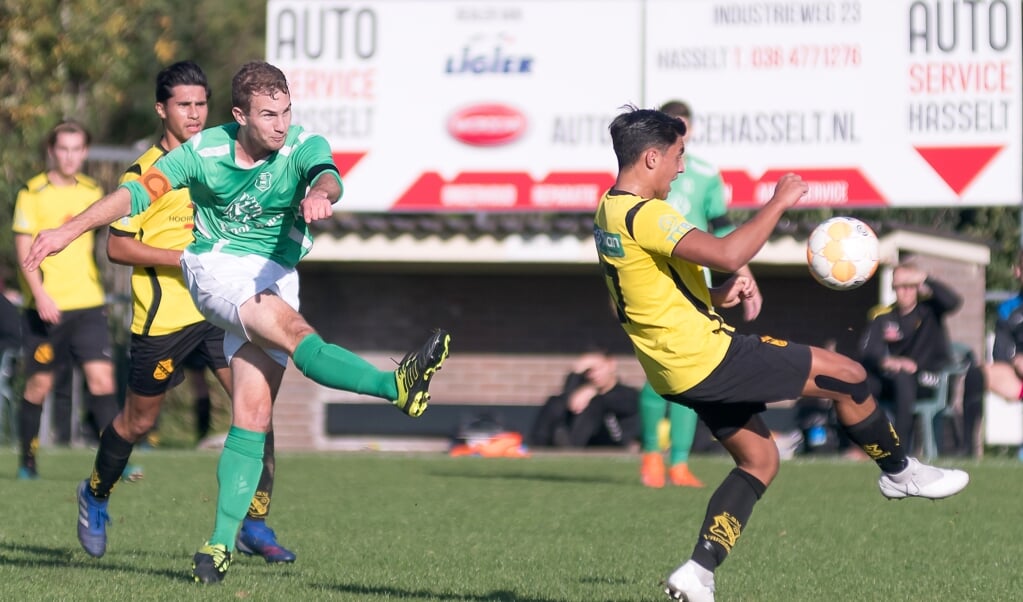 Willard Visscher haalt doeltreffend uit namens Olympia '28 in de thuiswedstrijd tegen VIOS Vaassen op 26 oktober 2019.