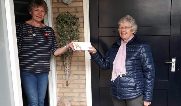 Elly Weijers (li.) ontvangt haar prijs.