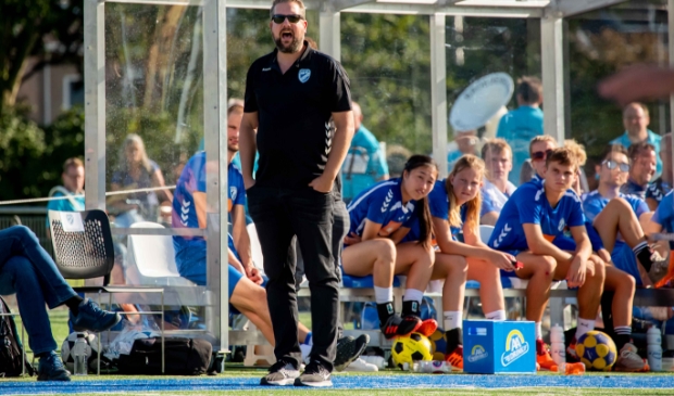<p>Pascal Zegwaard tijdens de derby van Wit-Blauw tegen KV DOS Kampen. </p>