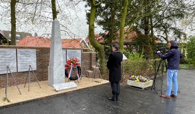 Burgemeester Bilder legt een krans in het Springerpark in Genemuiden.