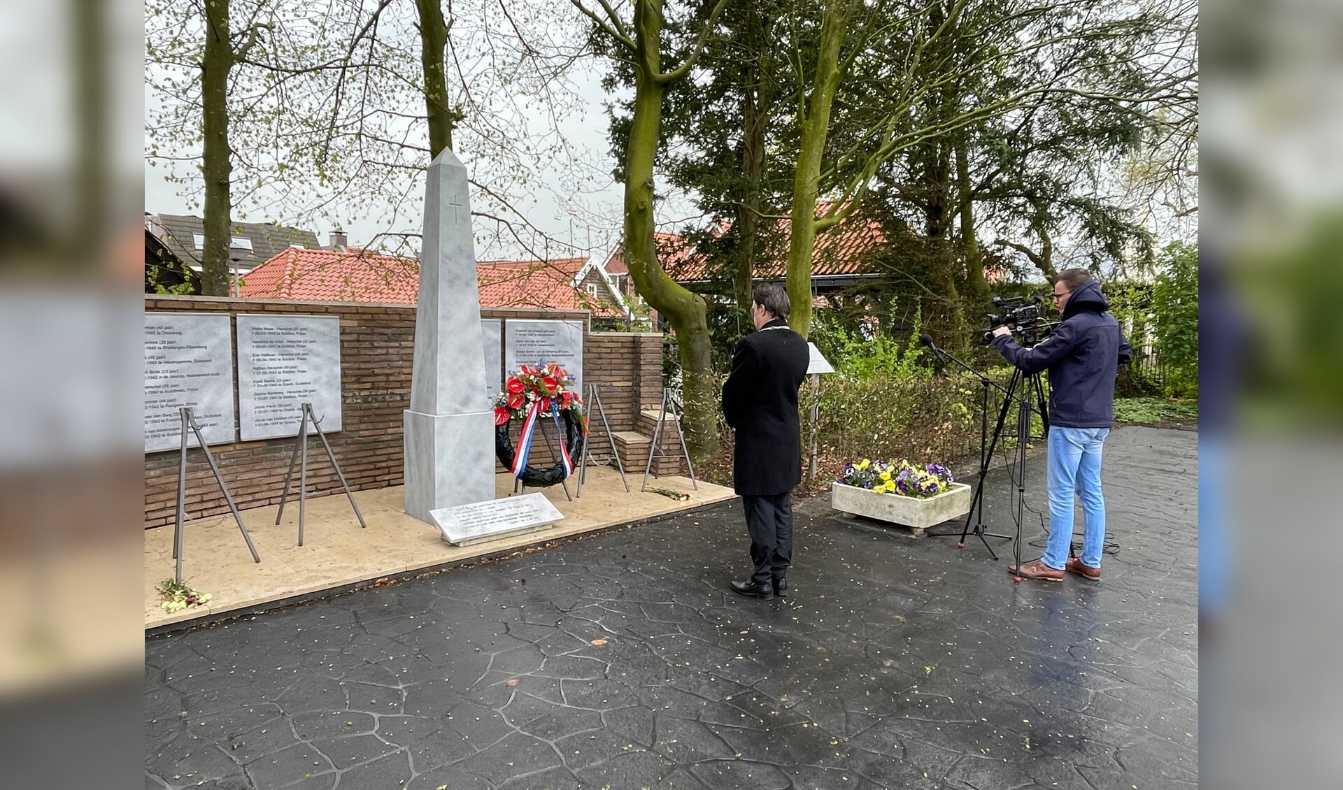 Burgemeester Bilder legt een krans in het Springerpark in Genemuiden.