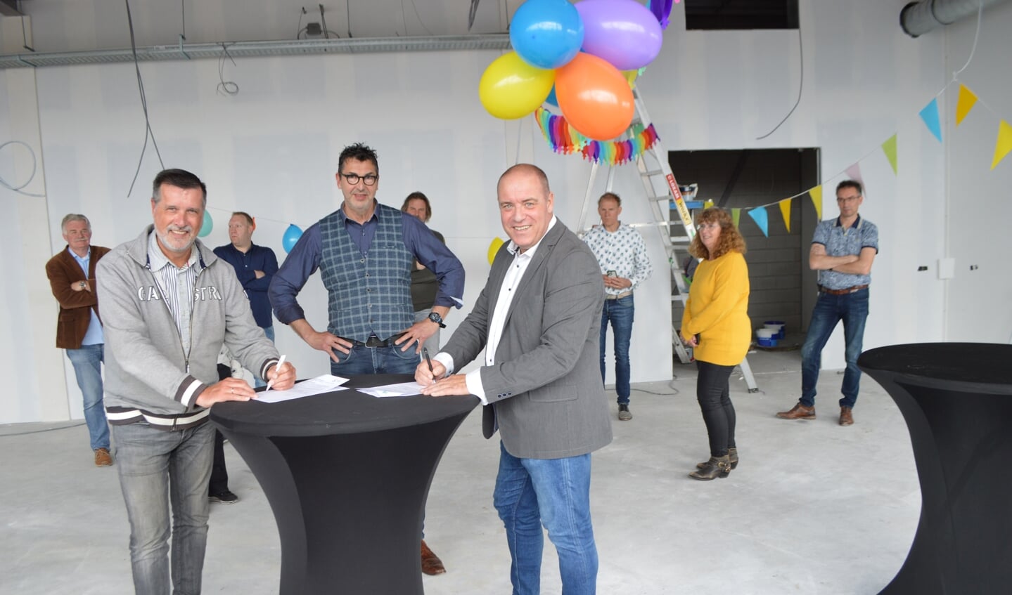 Penningmeester Frank Bes, horeca-exploitant Henk Slump en voorzitter Erik Broekhuis ondertekenen de overeenkomst.