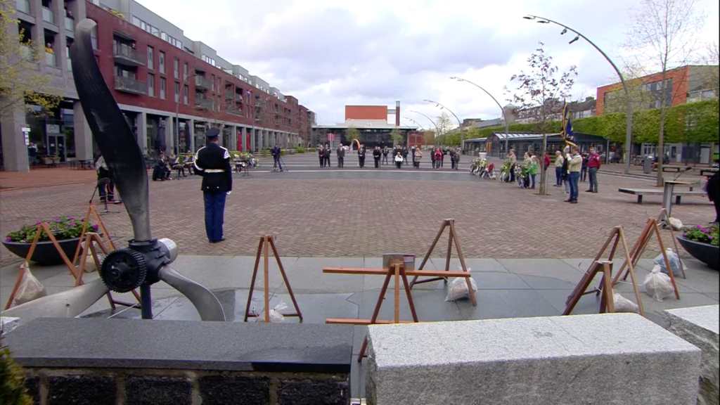 Plechtigheid op het Meerpaalplein.
