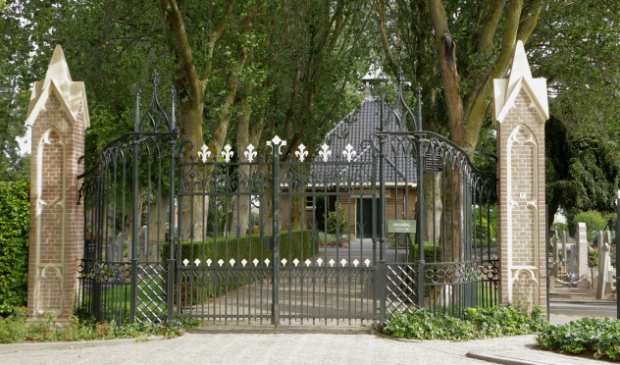 Stadsarchitect Nicolaas Plomp ontwierp de neo-gotische toegang tot De Zandberg.