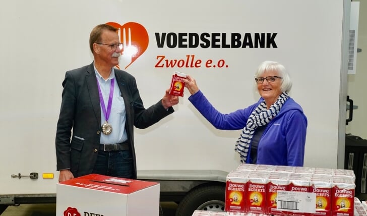 Overhandiging 1572 pakken D.E. koffie door Geert Ensing van de Lionsclub Zwollerkerspel aan mevrouw Jelle van Pelt van de Voedselbank 