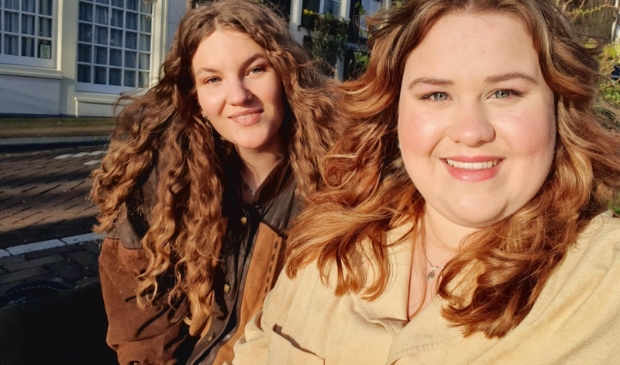 <p>De jonge filmmakers Cleo (l) en Bellise (r)</p>