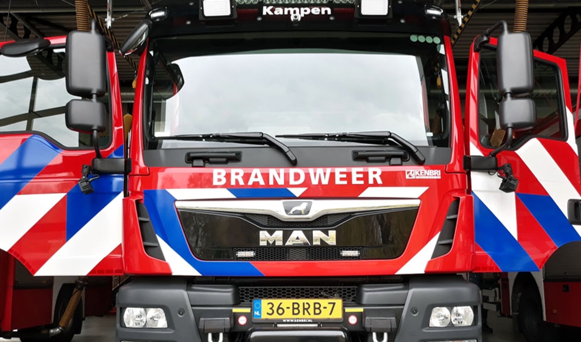 De nieuwe tankautospuit van Brandweer Kampen frontaal gezien