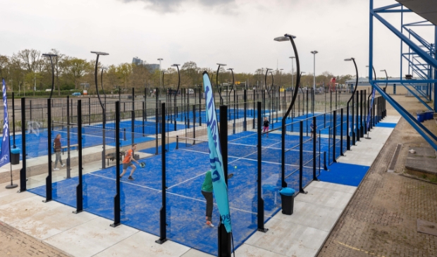 <p>Sinds maandag 3 mei zijn de vier buitenbanen van de nieuwe padelclub bij de IJsselhallen geopend.</p>