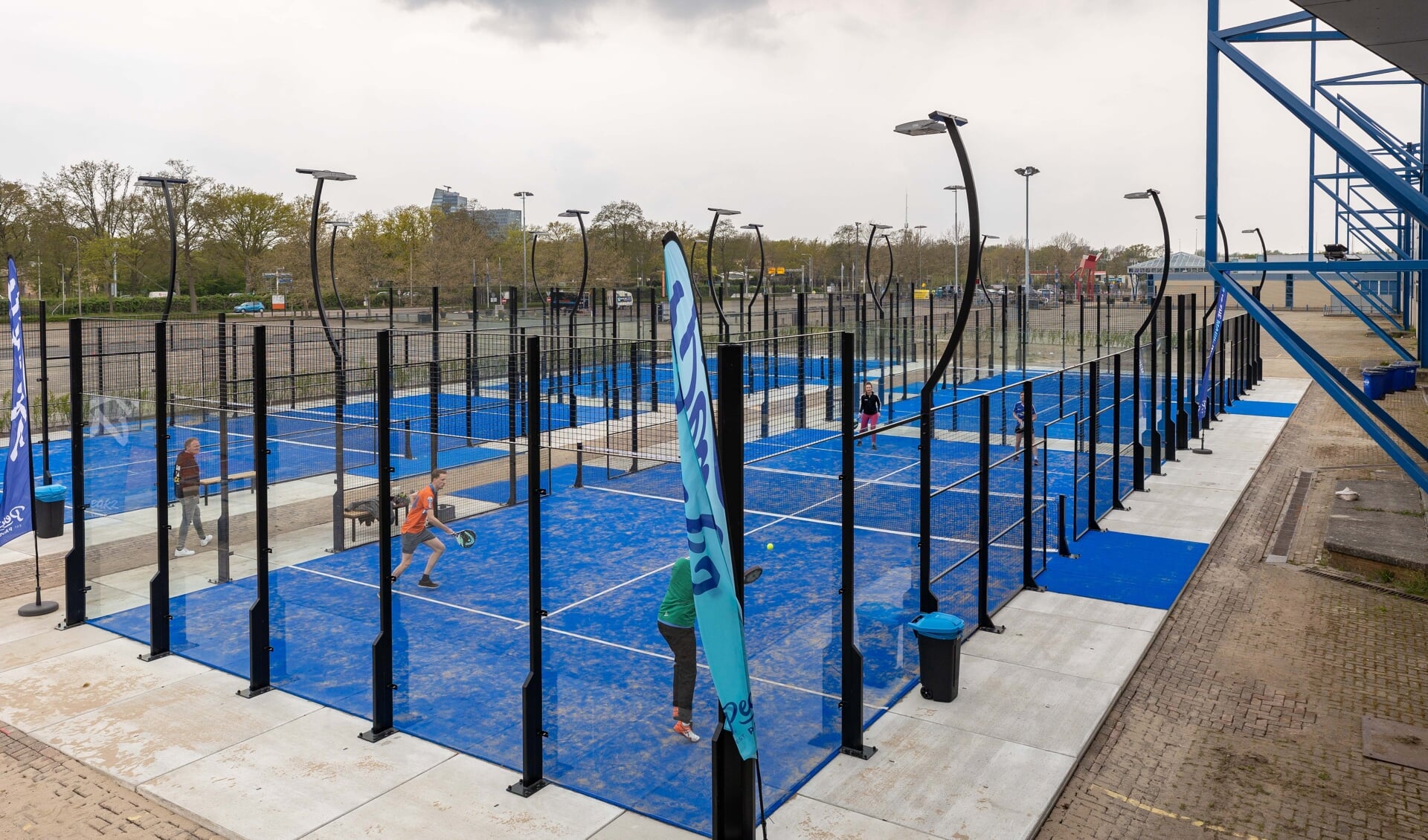 Sinds maandag 3 mei zijn de vier buitenbanen van de nieuwe padelclub bij de IJsselhallen geopend.