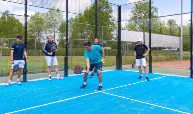 <p>Diego Mieres doet het voor. Paul Dobben, Matthijs Santing, Okke Scholten en Thomas Memelink kijken toe.</p>