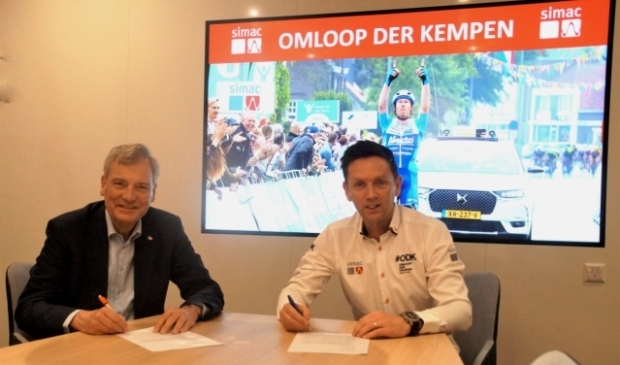 <p>De contractondertekening van de samenwerking tussen Simac en de Omloop der Kempen. FOTO: Hans Louwers.</p>