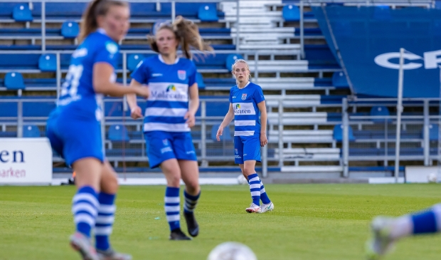 <p>Cheyenne van de Goorbergh (achteraan) verlaat PEC Zwolle na een seizoen alweer. Ze gaat bij Feyenoord spelen.</p>