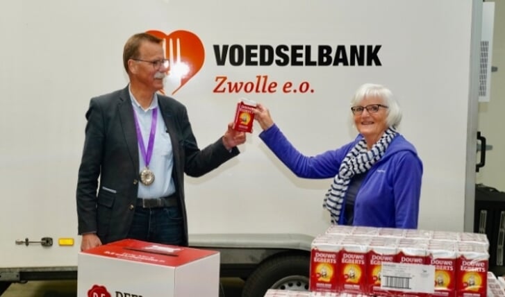 De pakken koffie zijn door Geert Ensing van Lionsclub Zwollerkerspel afgeleverd bij Jelly van Pelt van Voedselbank Zwolle.