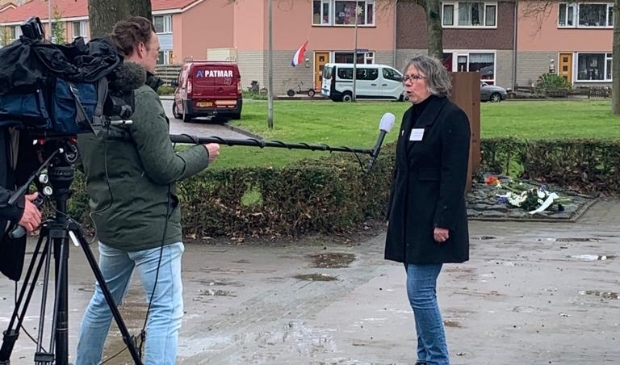 <p>Tv-interview van RTL4 met voorzitter Marcia Stienezen van het 4 mei-comité in Swifterbant.</p>