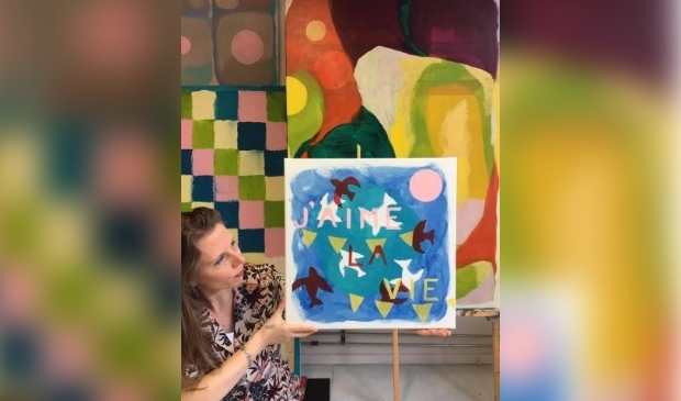 Kim van Norren toont J'aime la vie, van de Belgische winnaar uit 1986, Sandra Kim.