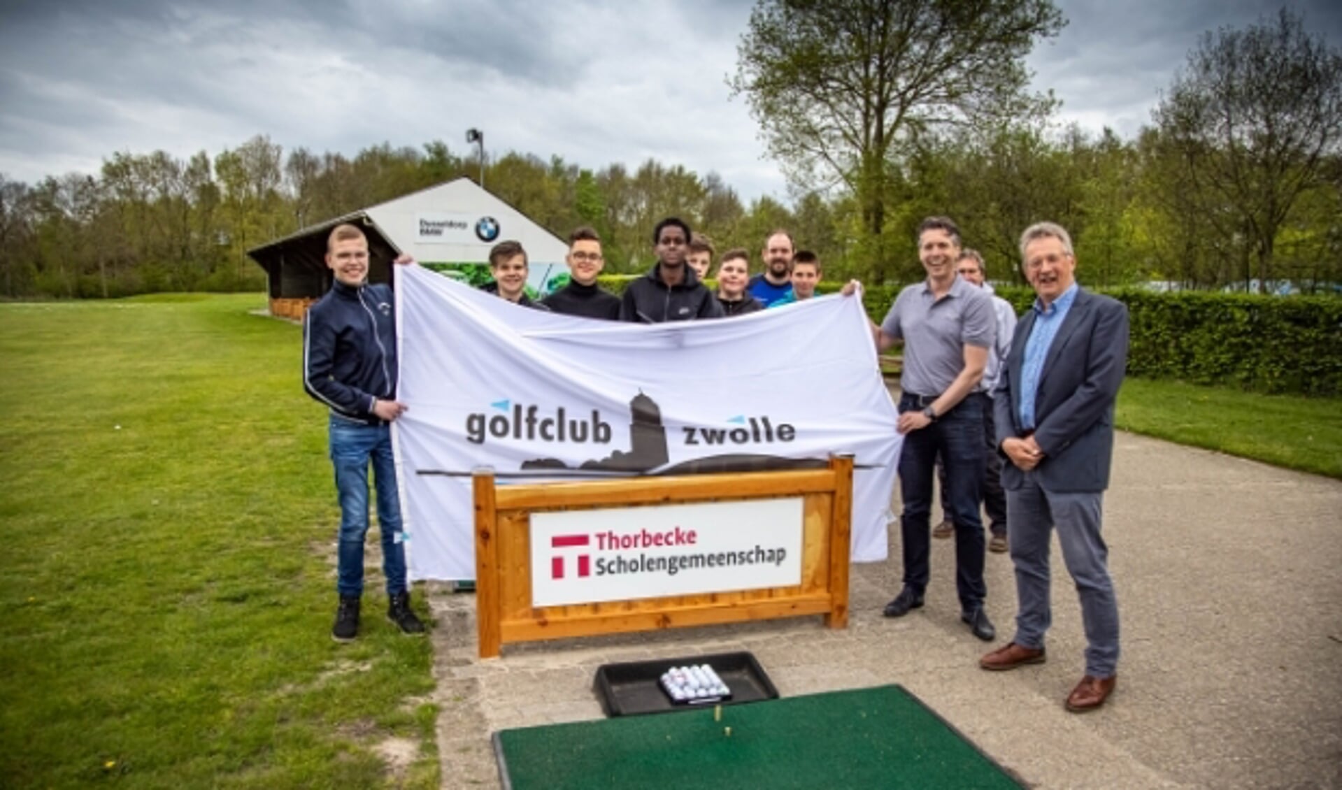 Leerlingen van Thorbecke scholengemeenschap clubmanager Jelle Pauw onthulden een reclamebord bij de dividers van Golfclub Zwolle.