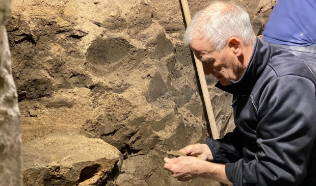 <p>Amateurarcheoloog Klaas Post helpt bij opgravingen</p>