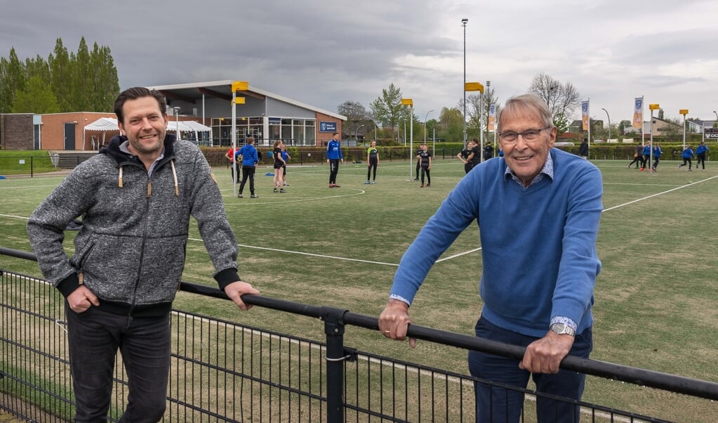 Voorzitter Peter van Gulik (links) en oud-voorzitter Tim Krooneman van korfbalvereniging Sparta Zwolle.