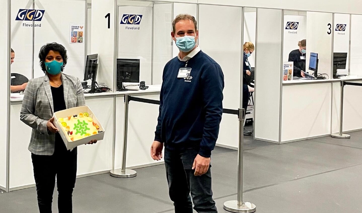 Wethouder Irene Korting trakteerde in mei op taart bij de opening van 't Dok als vaccinatielocatie.