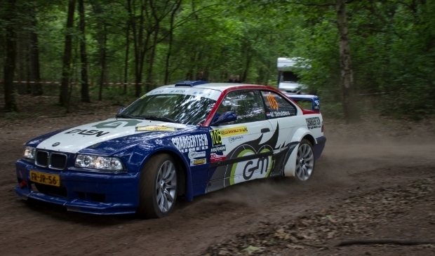 <p>Spanning, uitdagende proeven, rijden in het donker en uitbundig publiek: dát is ELE Rally in een notendop. (Foto: Joris van Esch).</p>