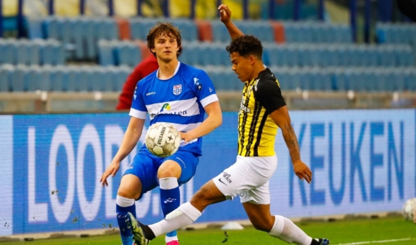 Rav van den Berg maakte zaterdag als rechtsback zijn debuut in het eerste elftal van PEC Zwolle.