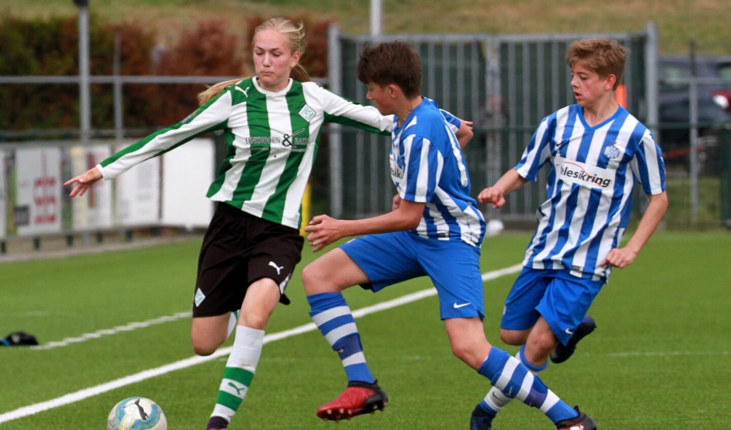 Robina Eenkhoorn in het shirt van Sportclub Genemuiden.
