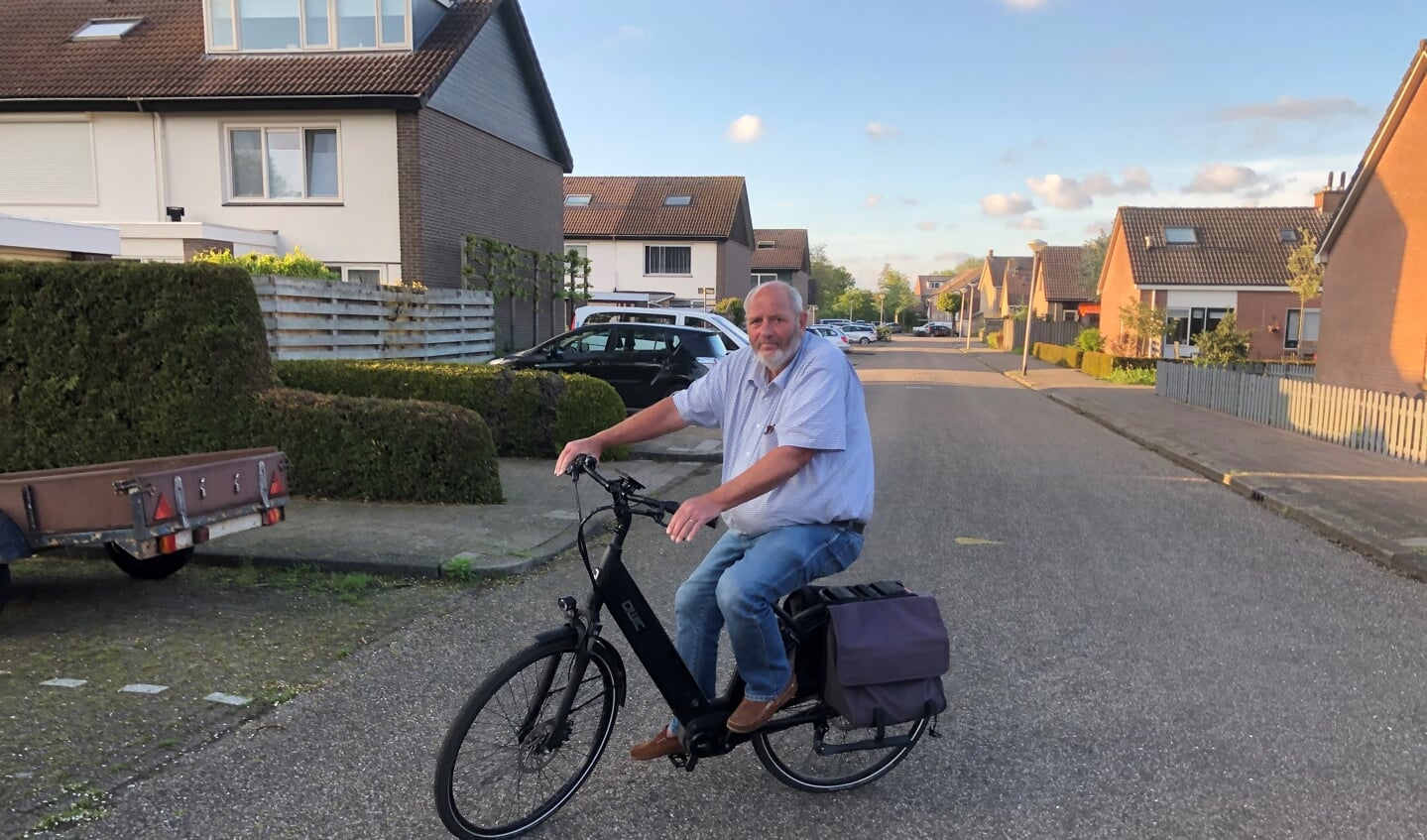 Luuk van Hessem op zijn E-bike. 
