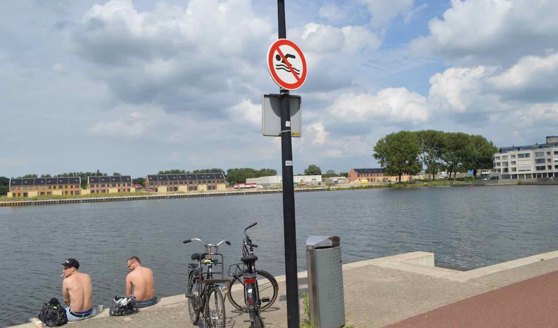 Verboden te zwemmen in de Havenkom.