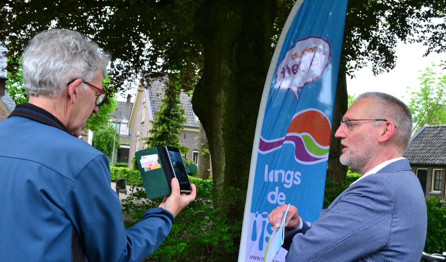 Piet Terpstra toont burgemeester Horn hoe de app werkt