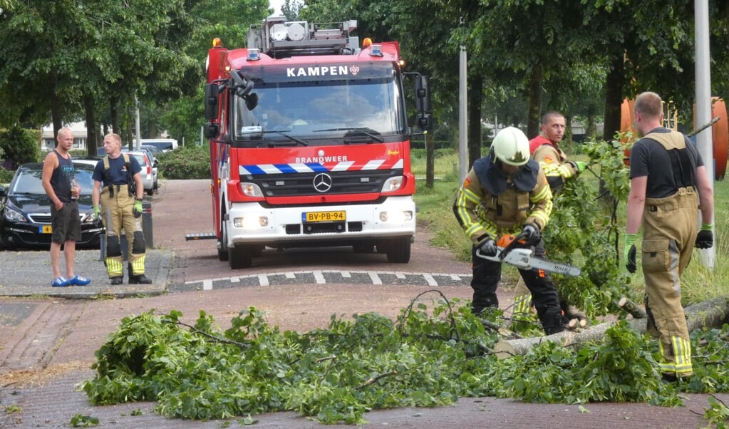 KAMPEN - Vrijdagavond 18 juni om 20.20 uur heeft de brandweer een omgevallen boom in stukken gezaagd aan de Orkestlaan in Kampen. De boom was door een windvlaag de weg op gevallen waardoor de weg was versperd. De brandweer heeft de boom in stukken gezaagd en heeft ze tijdelijk op het gras gelegd. Door het incident is niemand gewond geraakt.