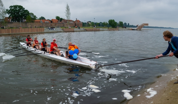 <p>Wethouder Marcel Companjen (Sport) duwt de eerste boot van RV Harder af, als een symbolische start van de nieuwe roeivereniging</p>