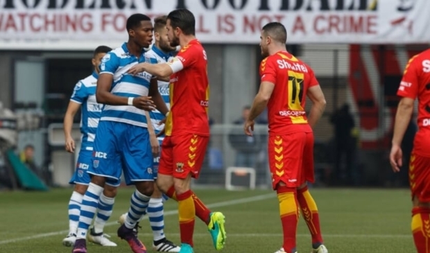 <p>Kingsley Ehizibue heeft het aan de stok met Eagles-captain Sander Duits in de tot dusverre laatste IJsselderby in competitieverband (2016/2017).</p>