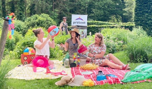 Het team van Zomer met een Missie en Mariska Weemaes van De Buitenhof Epe zijn klaar voor een zonnige zomer voor velen.