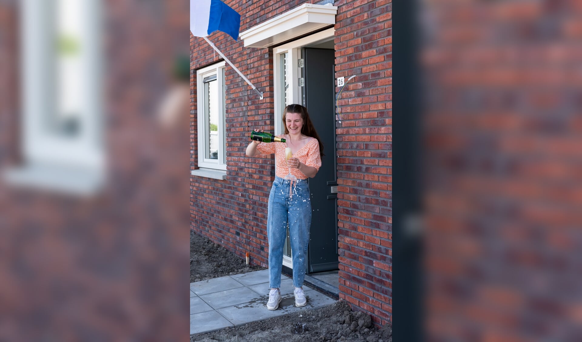 Sascha Alkema krijgt als een van de eerste huurders de sleutel van haar huis 