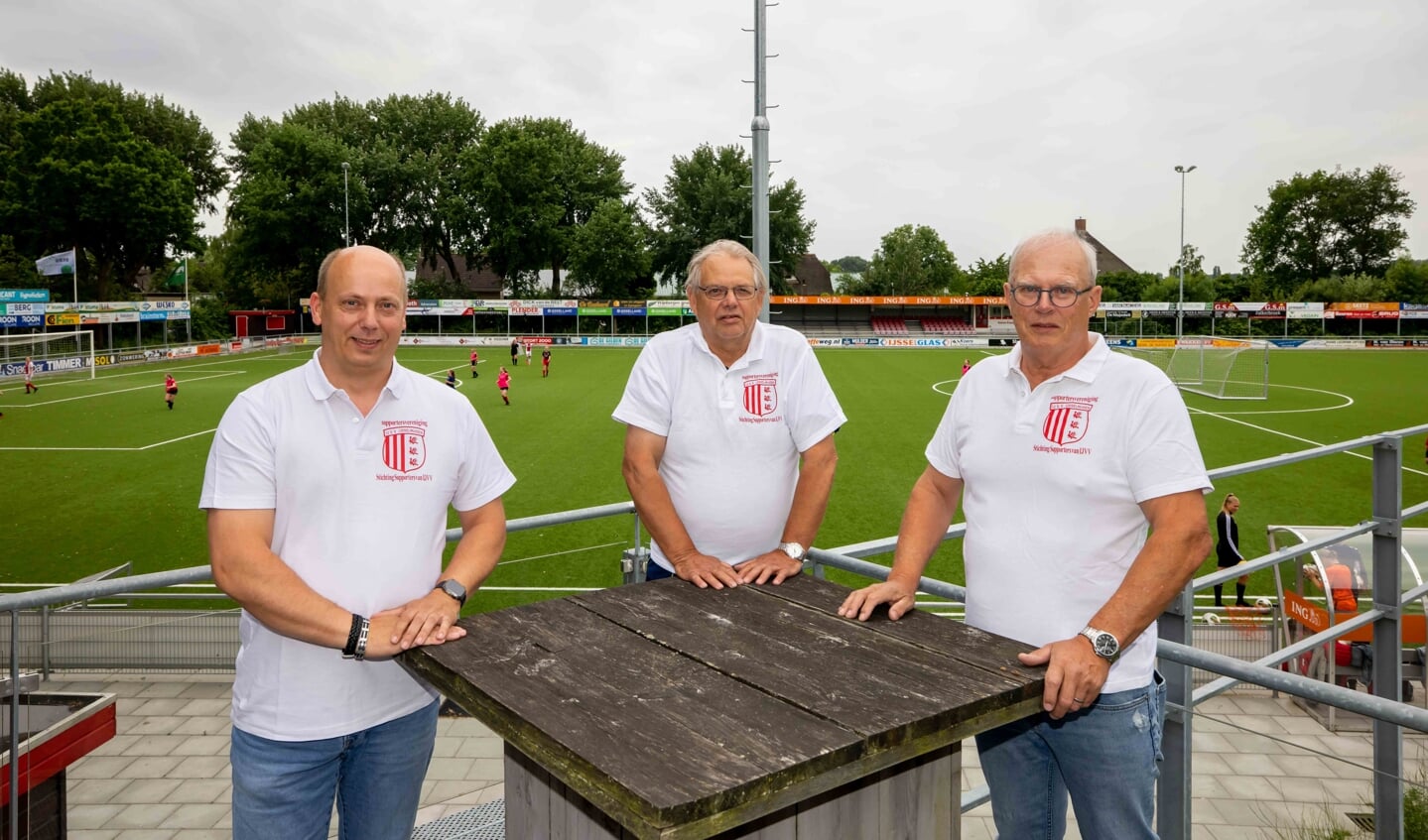 De bestuursleden Henry van Ginkel, Dick van der Meulen en Wim Snoeijer. Aart Boer ontbreek door omstandigheden. 