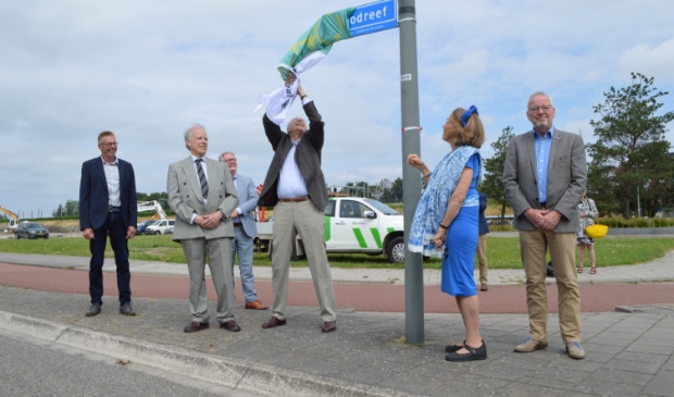 Johan Banis (rechts) bij de onthulling van de naam Ottodreef.