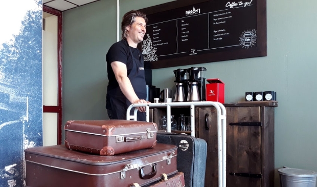 <p>Martijn Sollie bij de koffiebar van Perron 1</p>