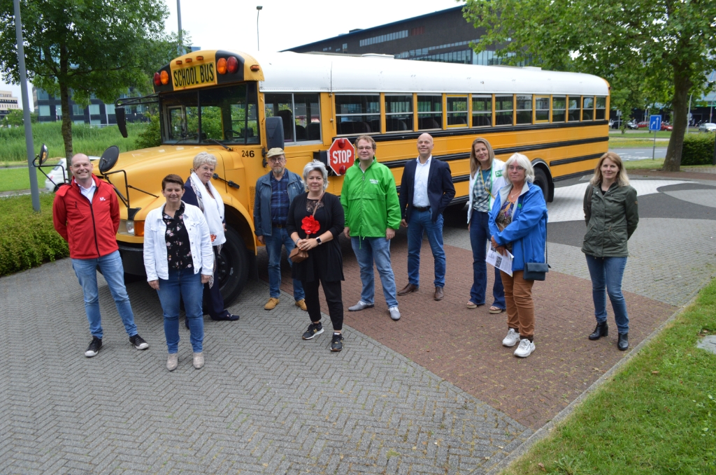 Raadsleden en vertegenwoordigers van Dorpsbelangen Biddinghuizen en Swifterbant.