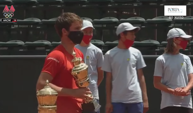 Ryan Nijboer in Skopje met de beker voor de tweede prijs.