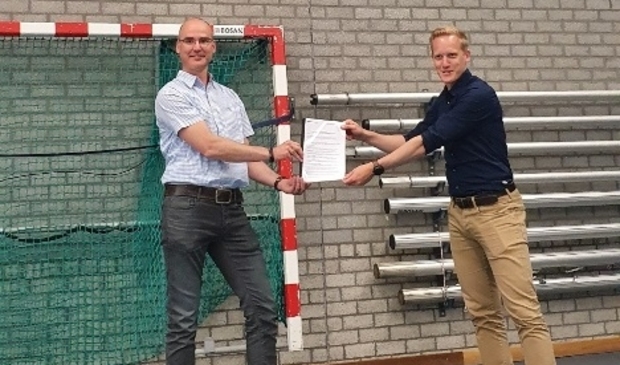 <p>Oranje Zwart-voorzitter Kasper Herrewijn en Hans Roman van het Landstede Sportcentrum.</p> 