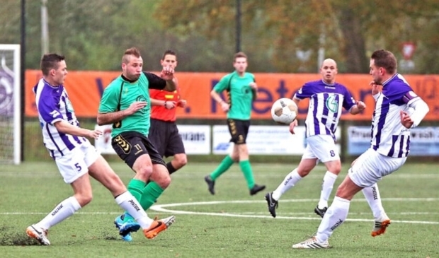 <p>Dominggus Lim-Duan tijdens zijn eerste periode bij Dieze West. Rechts van hem Tom IJzerman, nu de trainer. Links Jeffrey de Nooijer, toen bij KHC, volgend seizoen ook bij Dieze West.</p>