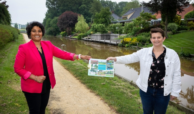 Wethouder Irene Korting en Sandra Nobel van Dorpsbelangen.