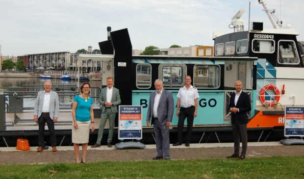 <p>Lancering pilot waterbus op 17 juni in bijzijn van: (vlnr) wethouder Bert van Bijsteren van Harderwijk, Rita Braam van de Coöperatie Gastvrije Randmeren, wethouder Ewout Suithoff, Gedeputeerde van Flevoland Jop Fackeldey, kapitein van de Blue Amigo en de CEO van Blue Amigo Gerbrand Schutten. </p>