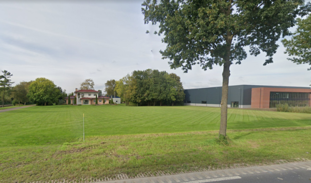 Rechts het bedrijfspand, links de woning van de buren.