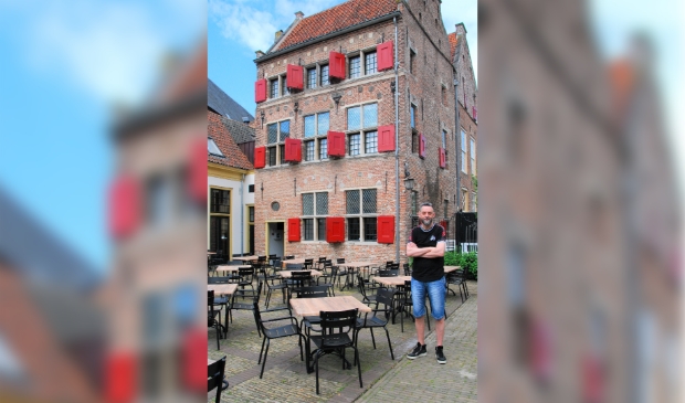 <p>Fred Voskuil voor het Daendelshuis </p>