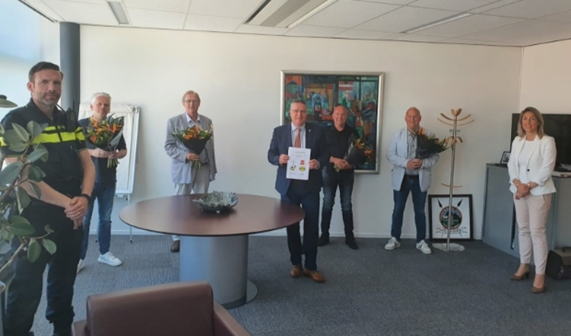 Burgemeester Delhez met de medeondertekenaars van het convenant veilig en sportief sporten in Veldhoven.